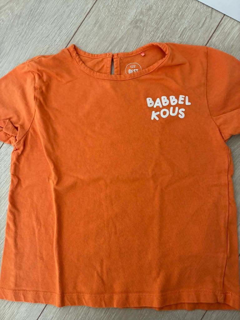 Oranje T-shirt Besties maat 122 - "Babbelkous", Kinderen en Baby's, Kinderkleding | Maat 122, Gebruikt, Meisje, Ophalen of Verzenden