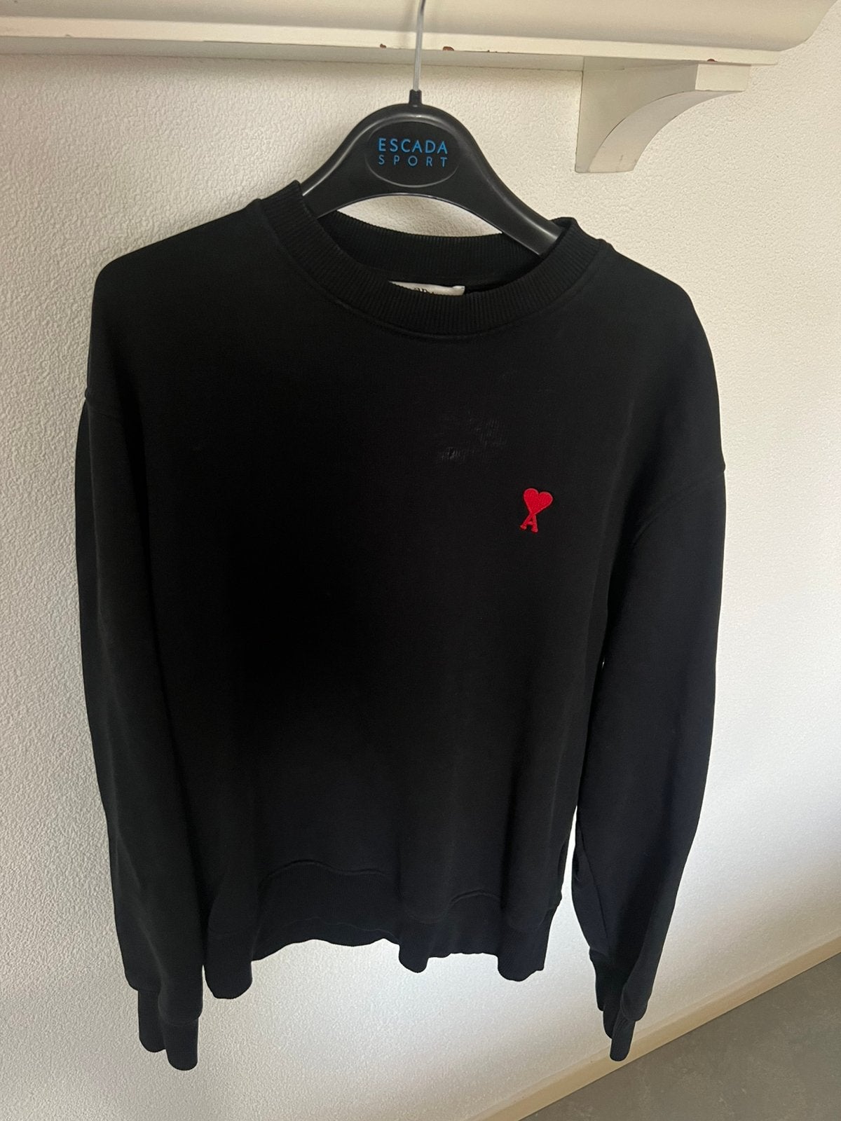 AMI Paris M valt small sweater donkerblauw met rood hartlogo, Vêtements | Hommes, Pulls & Vestes, Envoi, Porté, Taille 48/50 (M)