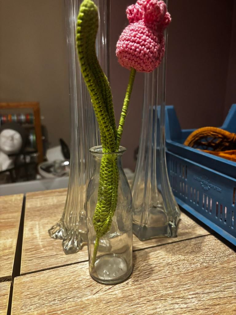 Gehaakte roos in vaas, Huis en Inrichting, Woonaccessoires | Vazen, Ophalen, Gebruikt, Rood, Minder dan 50 cm