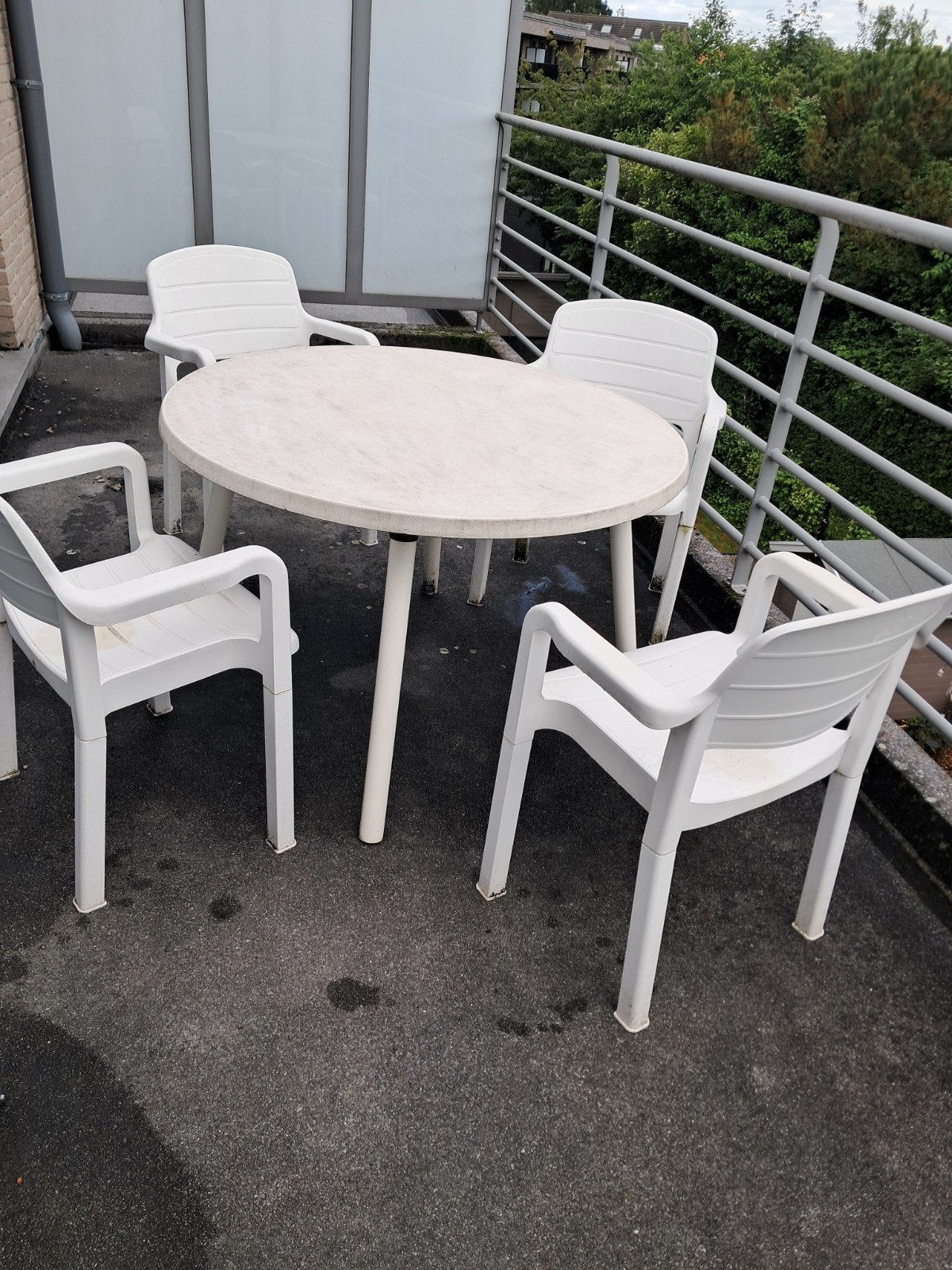 Witte ronde tuintafel en 4 stoelen, Ophalen