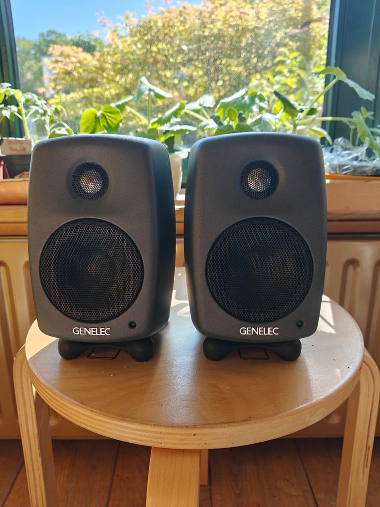 Genelec 8010A studio monitors te koop (paar), Audio, Tv en Foto, Luidsprekerboxen, Zo goed als nieuw, Minder dan 60 watt, Front, Rear of Stereo speakers