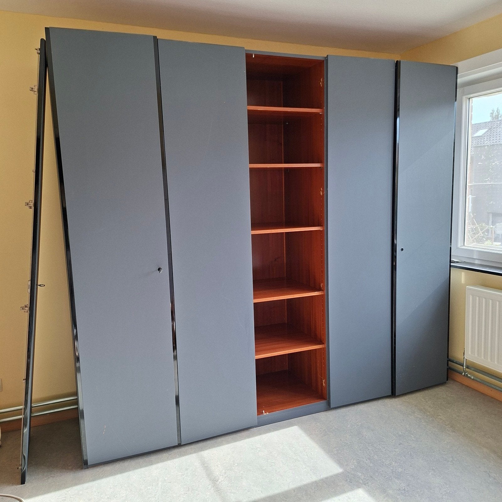 Grand placard/penderie gris avec bois — 252 x 60 x 221, Enlèvement