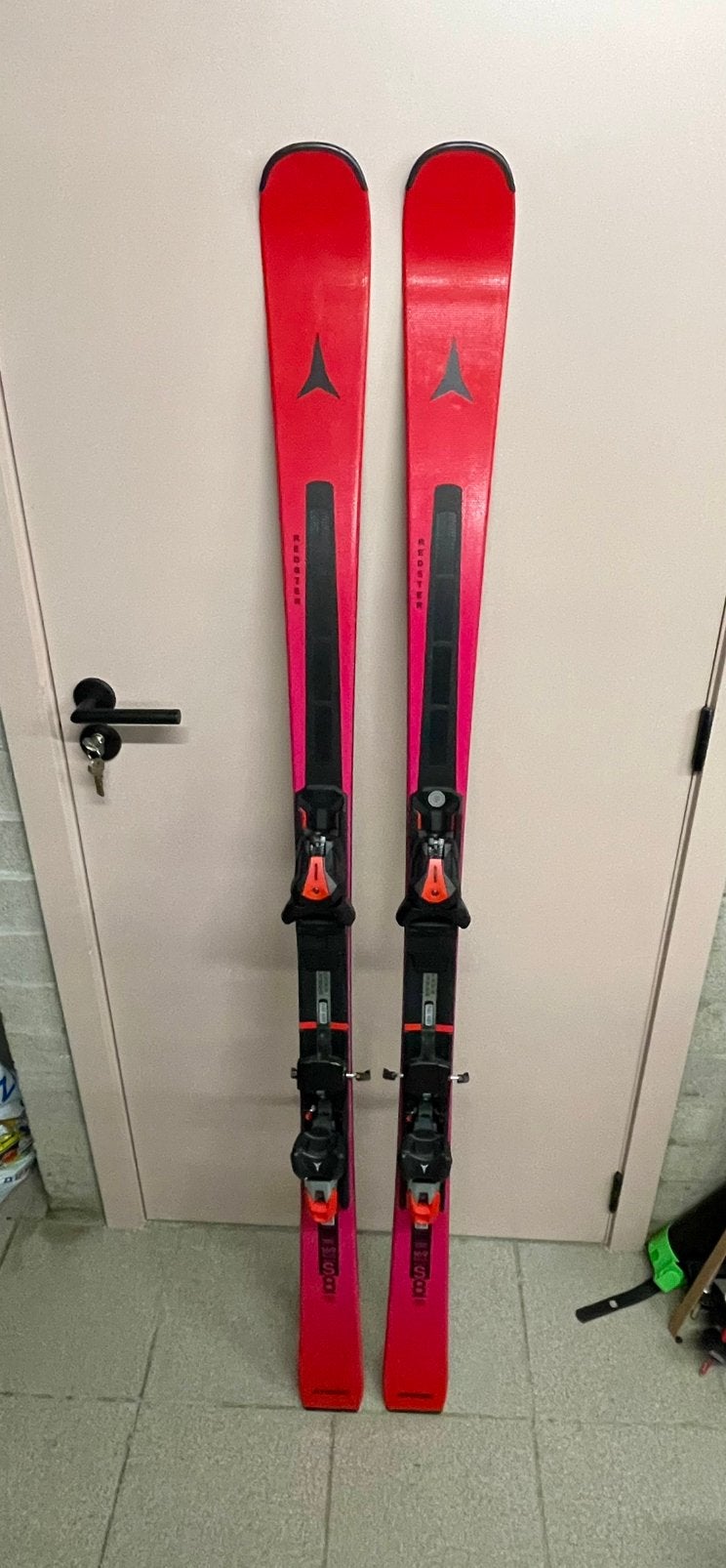 ATOMIC Redster S8 168cm (model 26/27) + atomic skistokken, Enlèvement, Ski, Bâtons, Atomic