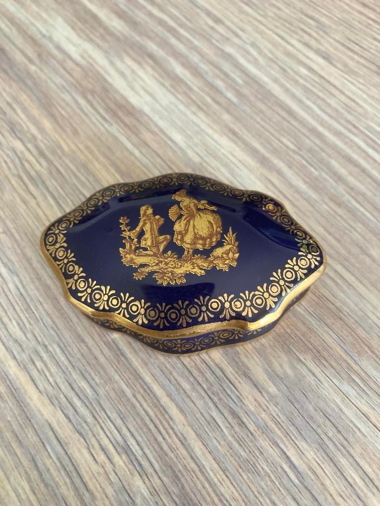 Boite à pilules Fragonard en porcelaine Limoges or 24 carats, Collections, Collections Autre, Comme neuf, Enlèvement ou Envoi