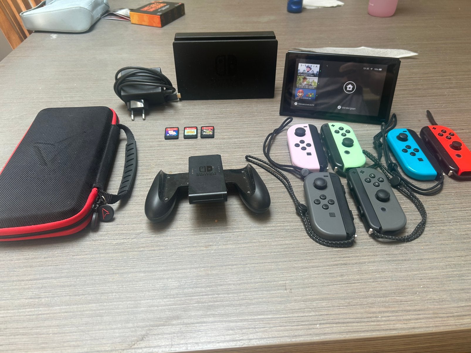 Nintendo switch met 3 spellen en extra controllers, Games en Spelcomputers, Spelcomputers | Nintendo Switch, Zo goed als nieuw