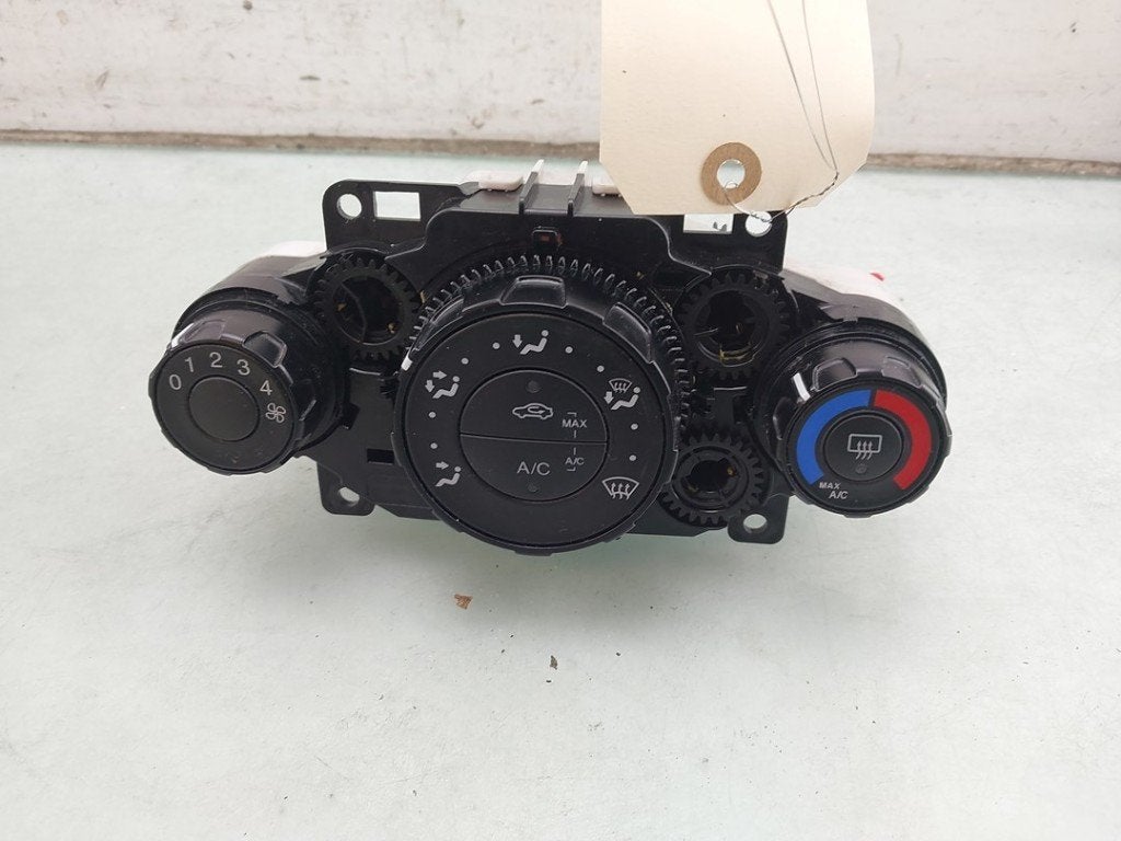 BEDIENINGSPANEEL VERWARMING Ford Fiesta 6 (JA8), Gebruikt, Henry-Ford-Straße  1
50735  Köln, DE, Ford-Werke GmbH, Kunden@ford.com