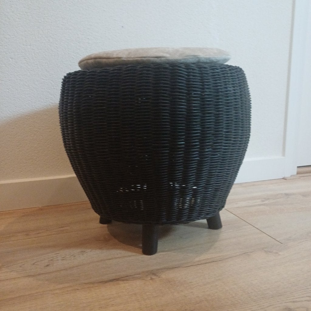 zwart vintage rotan krukje met beige kussentje, Ophalen