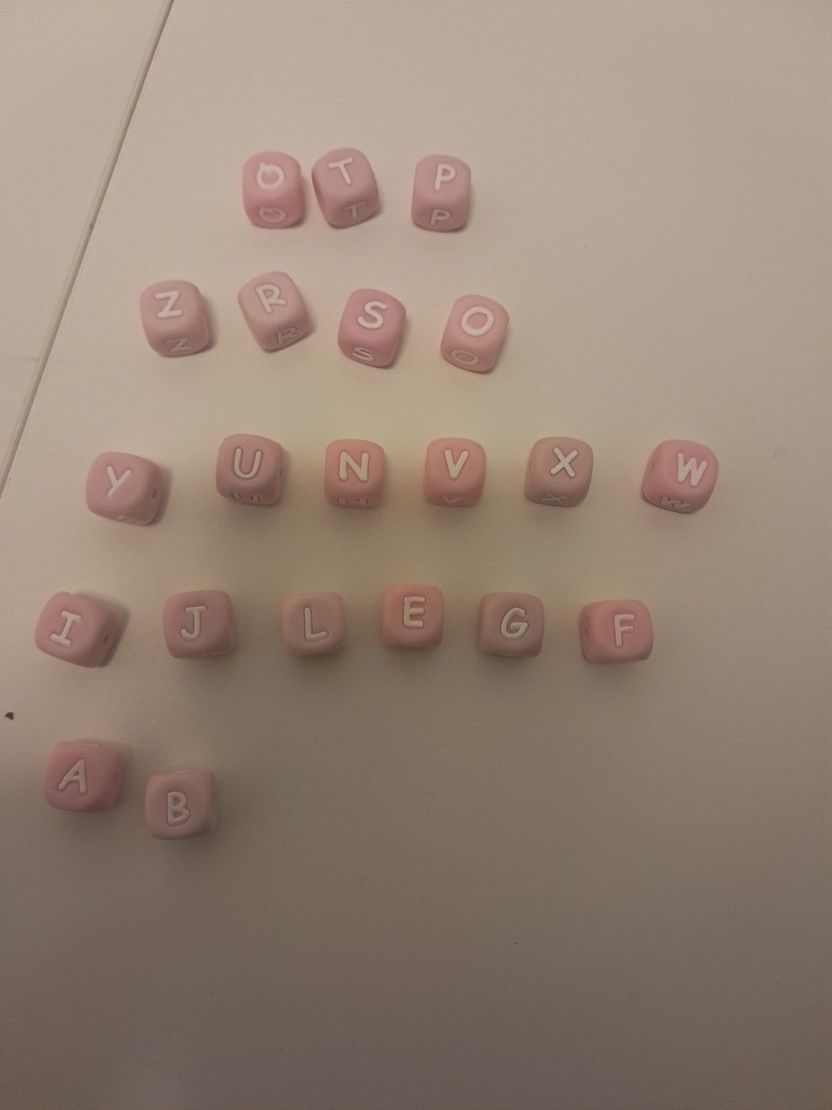 siliconen kralen letters gekeurd  roze 12 mm, Enlèvement ou Envoi