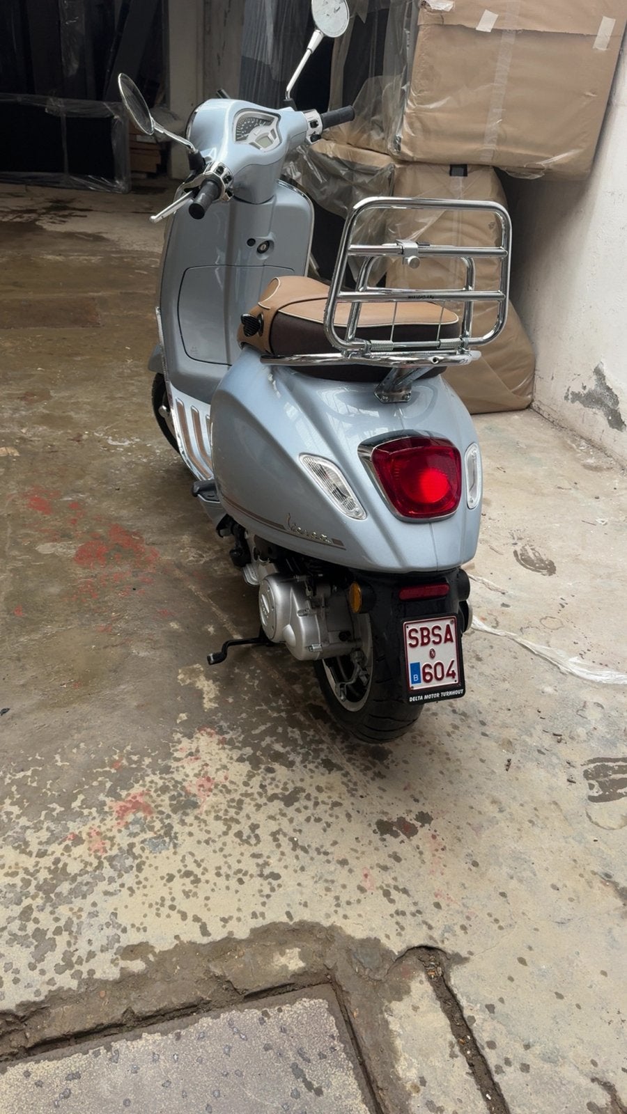 Vespa primavera, Fietsen en Brommers, Ophalen, Zo goed als nieuw