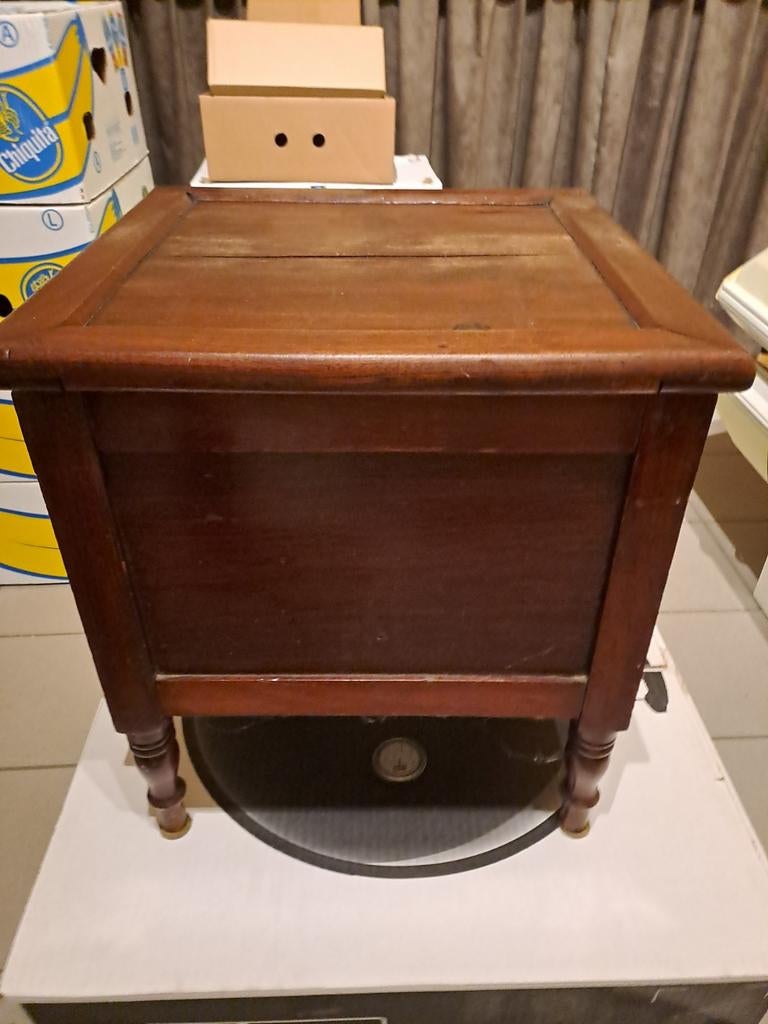 Zeer oude wc stoel in hout, Ophalen
