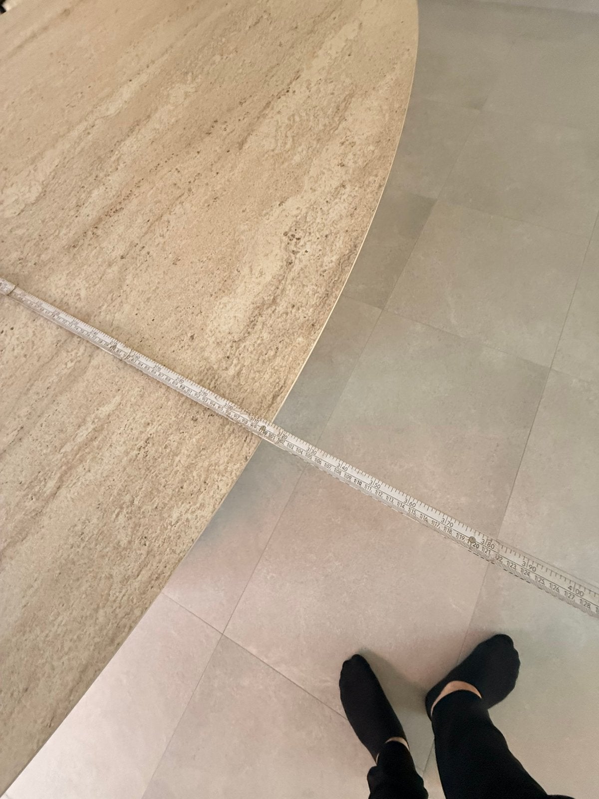 Luxe ovale salontafel – travertin/betonlook – modern design, Huis en Inrichting, Ophalen of Verzenden, Zo goed als nieuw, Beige