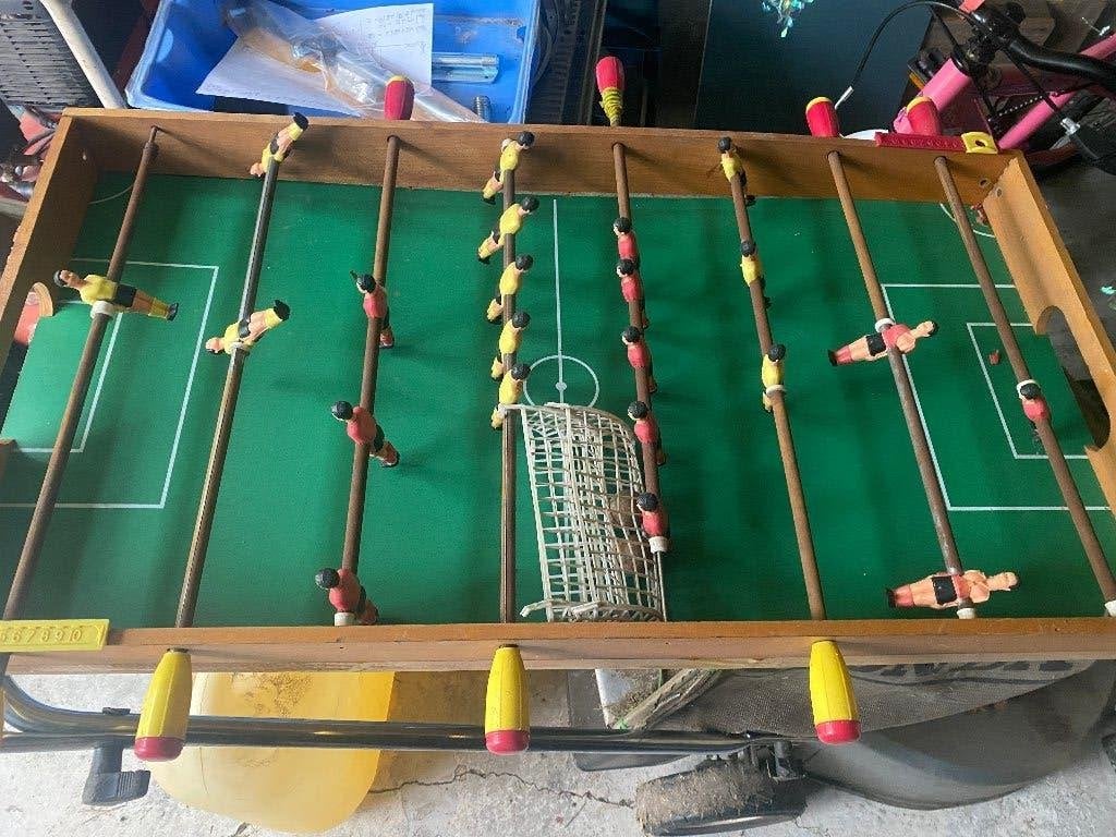 Oude voetbaltafel (50jaar oud) (op te knappen), Enlèvement, Utilisé