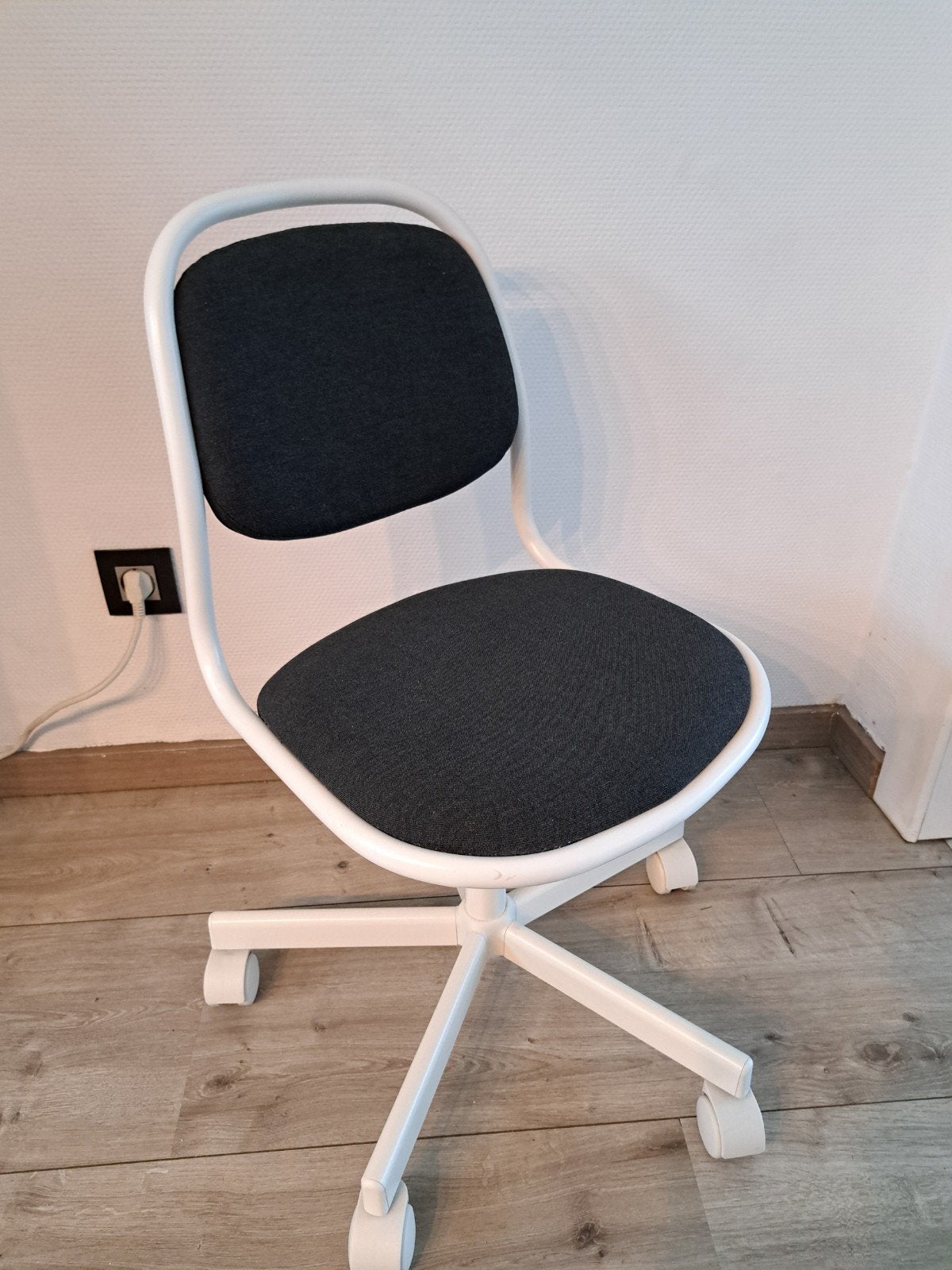 Titel: Nette IKEA ÖRFJÄLL kinderbureaustoel (Wit/Donkergrijs, Ophalen, Wit, Bureaustoel