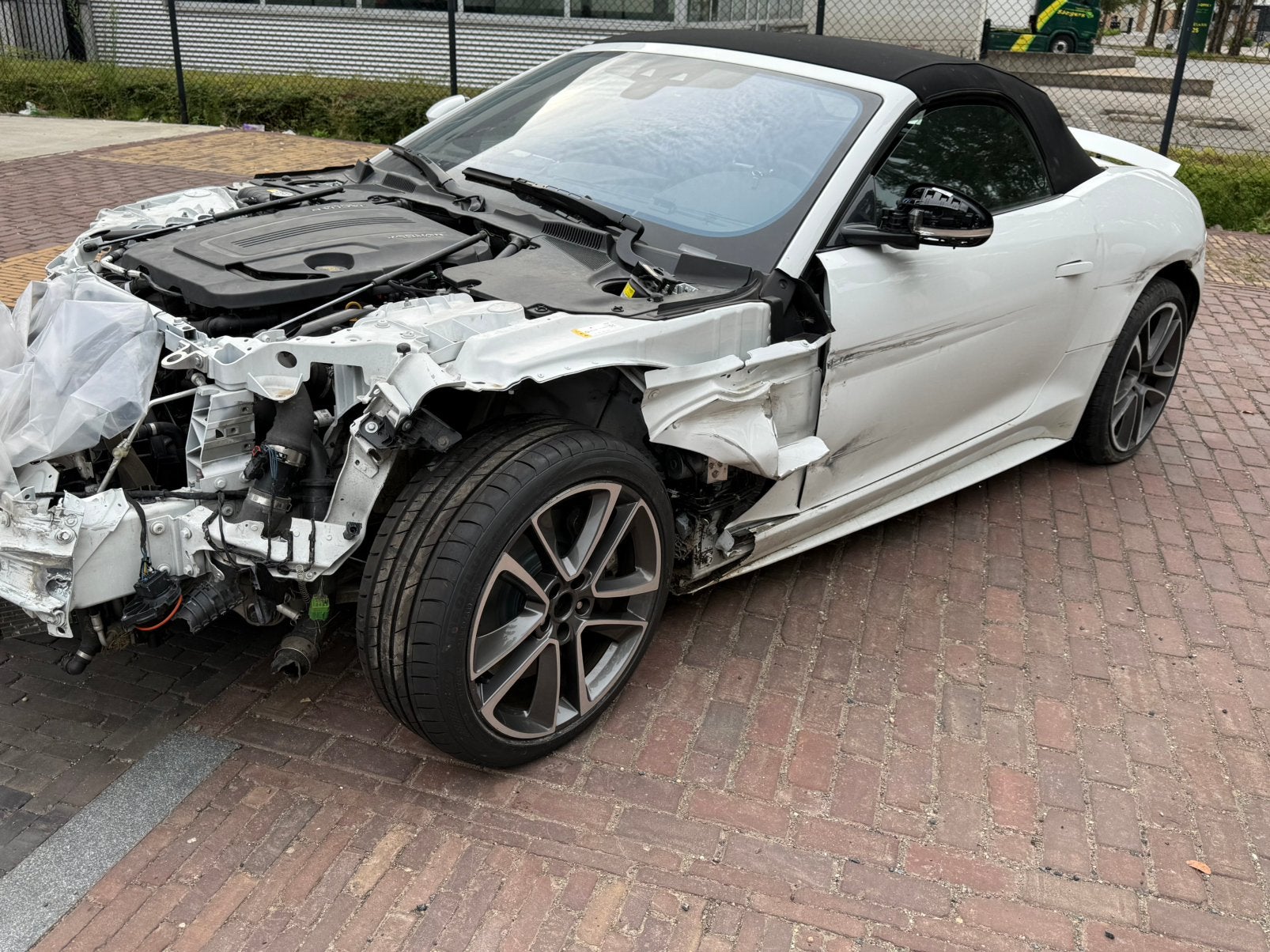 Jaguar f-type bj2023 R-Dynamic 2.0 benz 300pk 53dkm accident, Cabriolet, Jaguar, Benzine, Ophalen