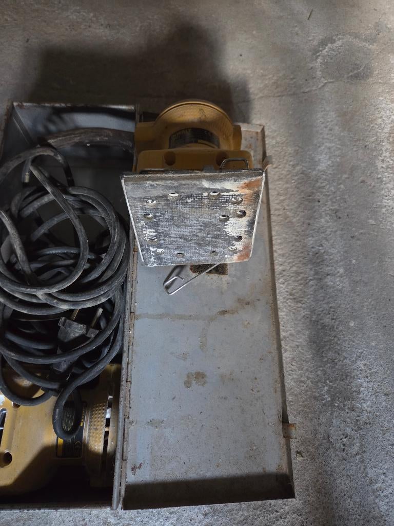 Dewalt schuurmachines 2 stuks, Ophalen, Gebruikt, Minder dan 600 watt, Vlakschuurmachine