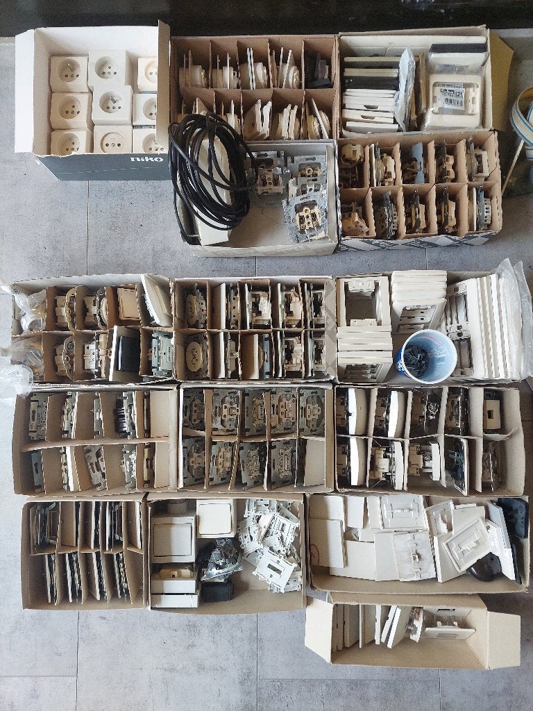 Assortiment stopcontacten en schakelaars NIKO, Doe-het-zelf en Bouw, Elektriciteit en Kabels, Ophalen, Zo goed als nieuw
