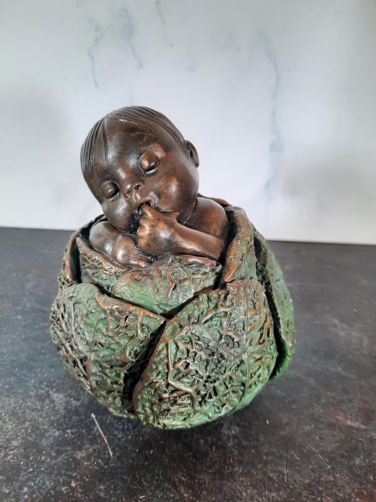Perkeo "yourin Artiom"  beeldje: baby in kool, Antiek en Kunst, Kunst | Beelden en Houtsnijwerken, Ophalen of Verzenden