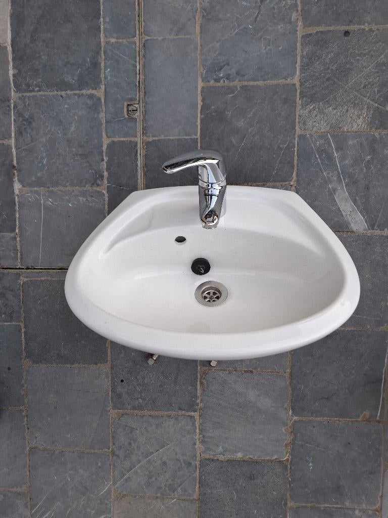 Lavabo avec robinet d'eau chaude et froide et krepine., Enlèvement, Comme neuf, Lavabo ou Évier