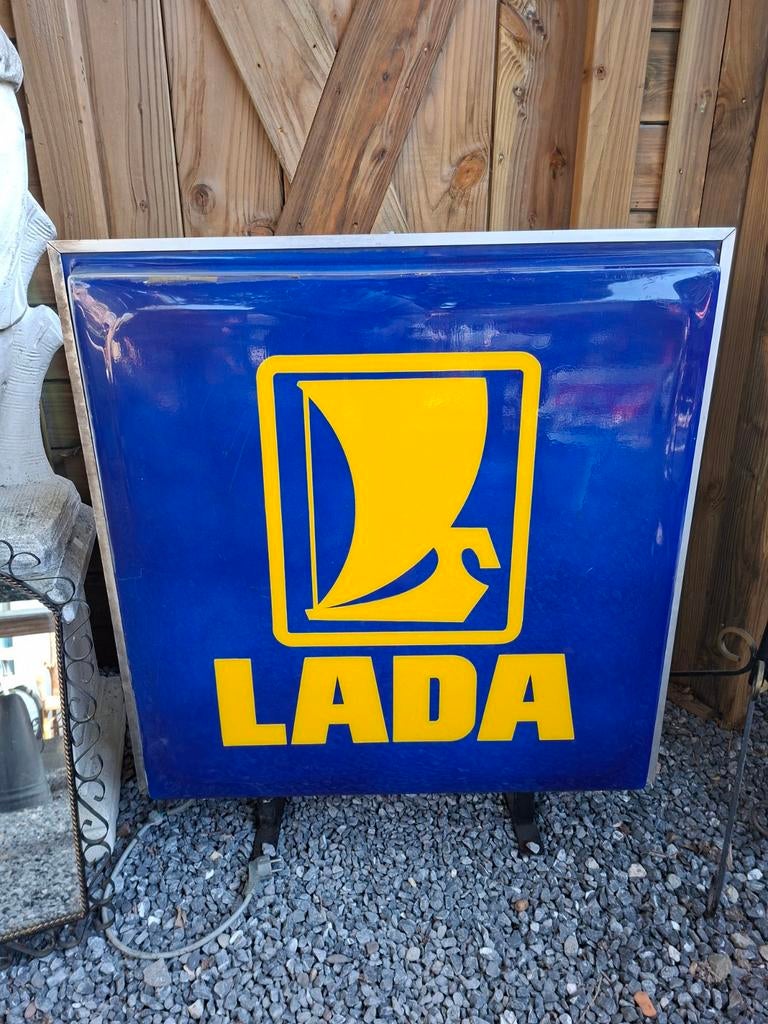 Grand tableau lumineux Lada, Enlèvement