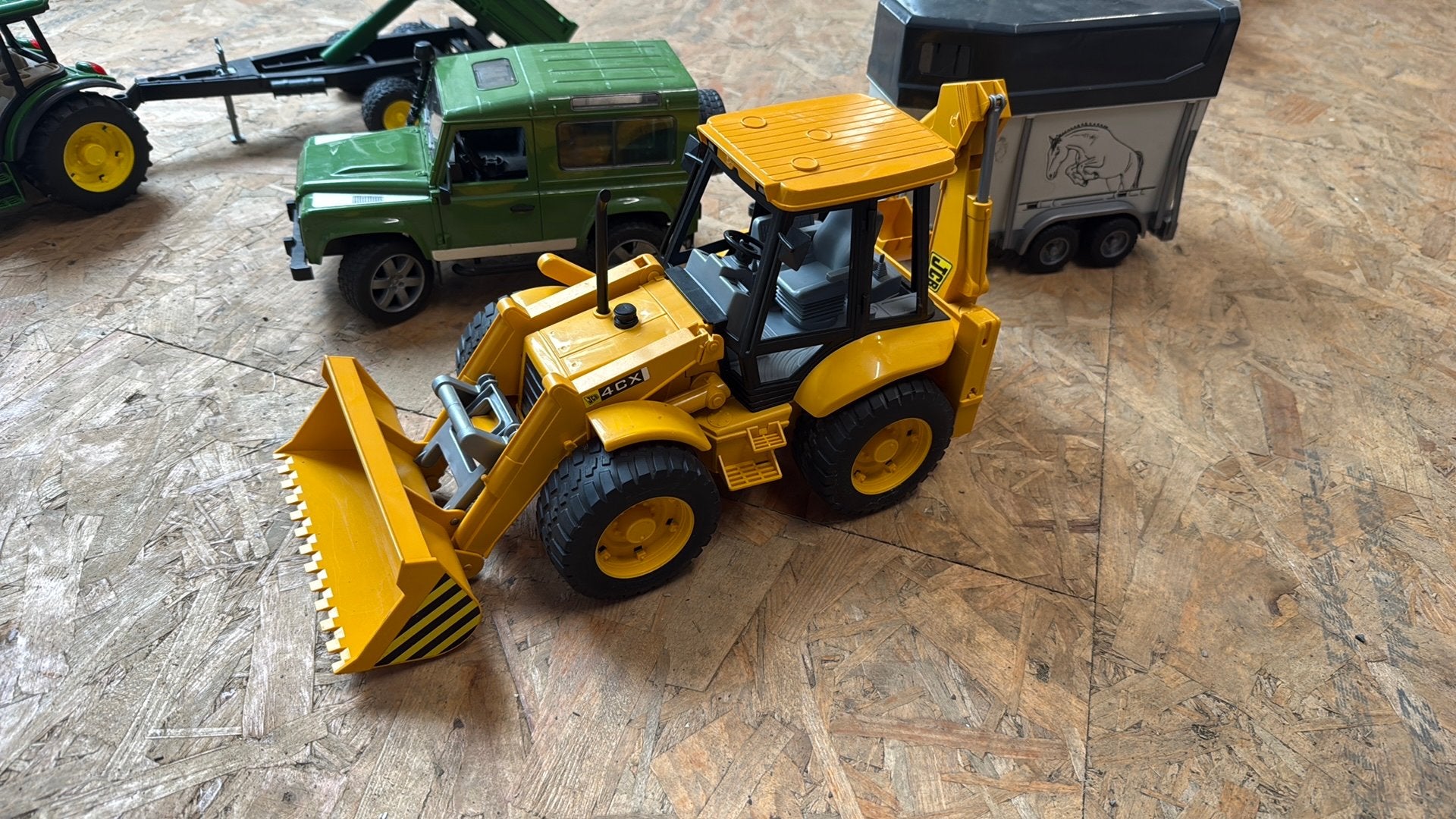 Bruder tractor, jeep paardenaanhanger en jcb, Ophalen, Zo goed als nieuw