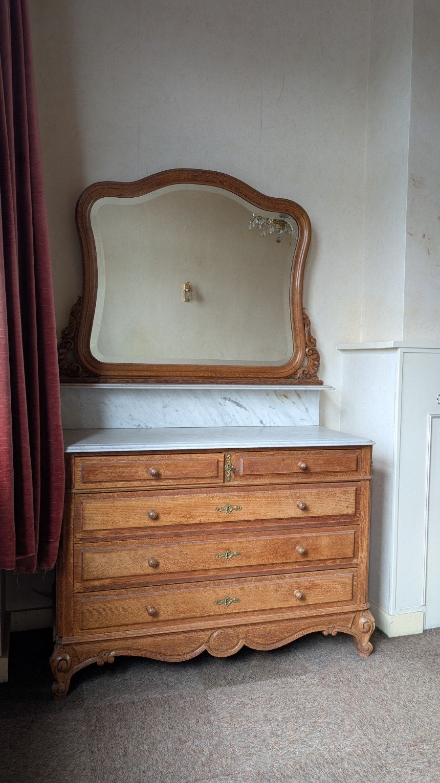 Antieke eiken commode  met marmeren blad en spiegel, Enlèvement