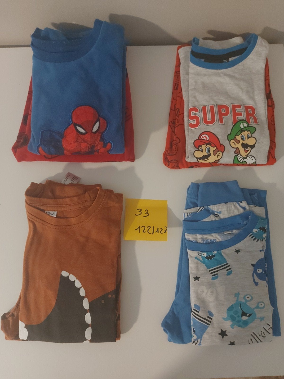 Pakketten met kinder pyjama´s maat 122/128, Ophalen