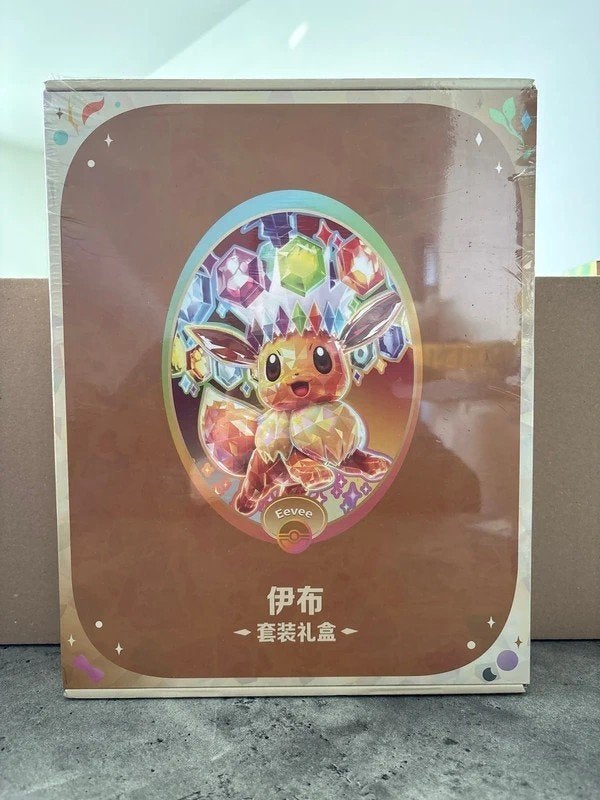 CSV9.5C: Terastal Gathering Eevee Gift Box, Hobby en Vrije tijd, Ophalen of Verzenden, Nieuw, Overige typen, Foil