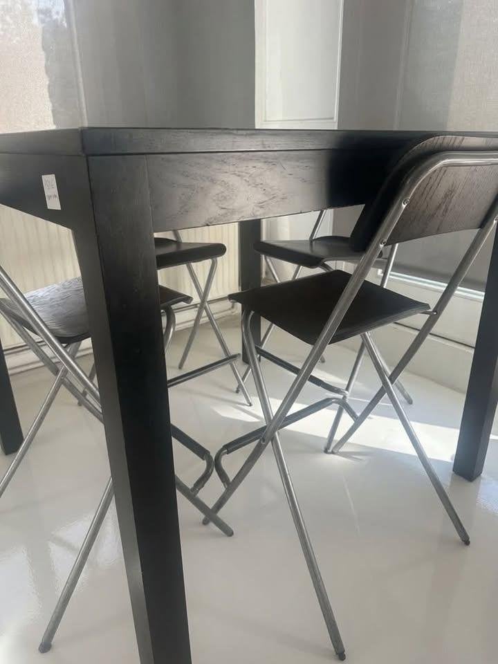 Table de bar IKEA Bjursta noire carrée et 4 chaises pliantes, Enlèvement, Comme neuf