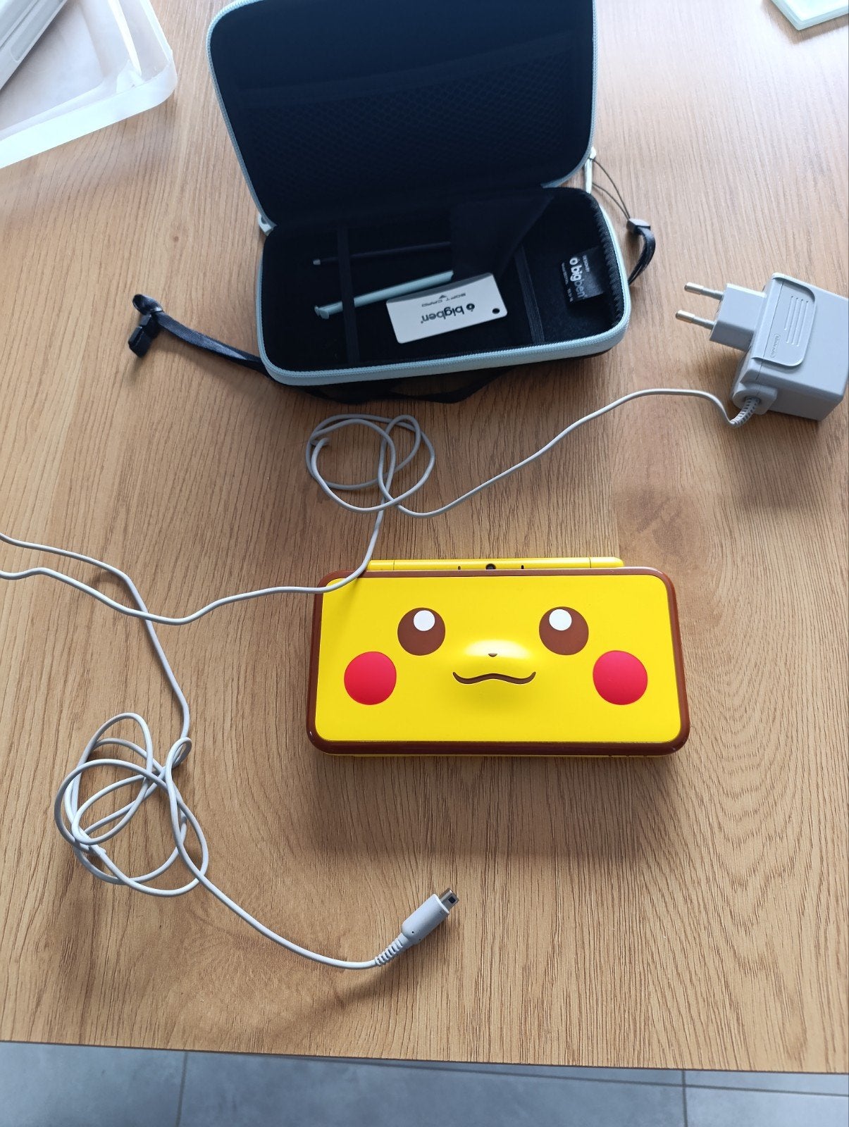 Nintendo 3DS Pikachu editie, Ophalen, Zo goed als nieuw, Geel, Met beschermhoes of tas