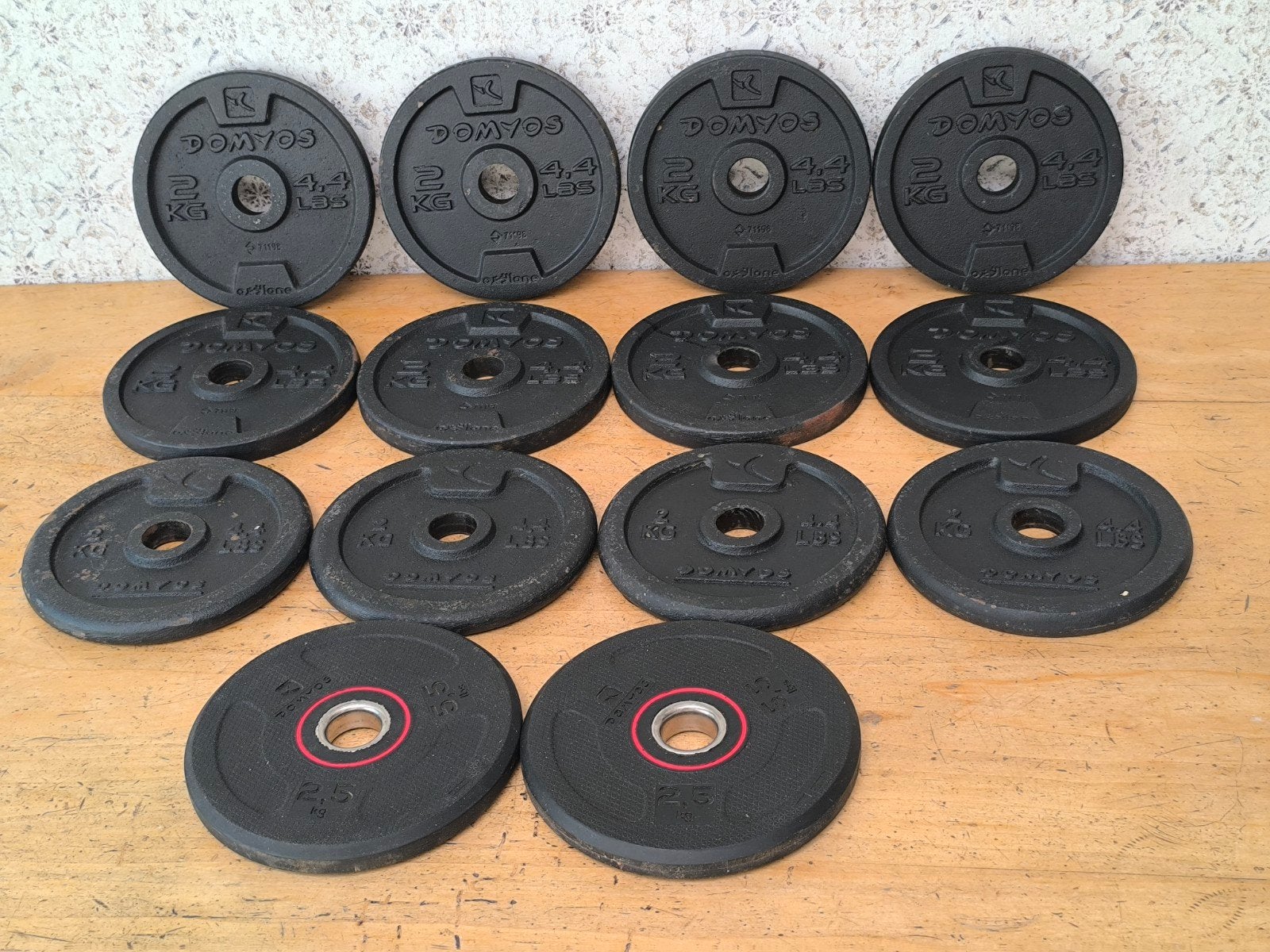 12 x Domyos 2kg & 2 x 2,5kg plaques de musculation. 2,8cm., Enlèvement, Utilisé, Bras, Plaques d'haltères