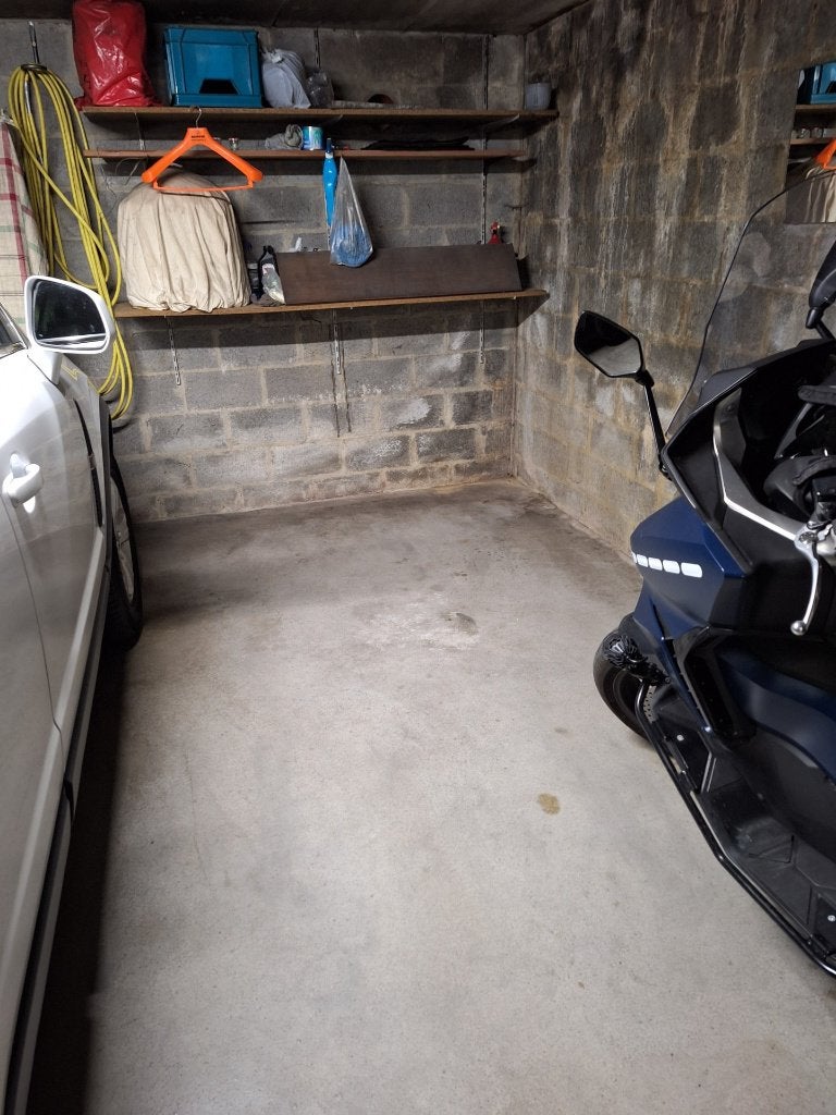 Emplacement dans box pour moto, vélo ou trottinette., Immo, Garages & Places de parking, Bruxelles