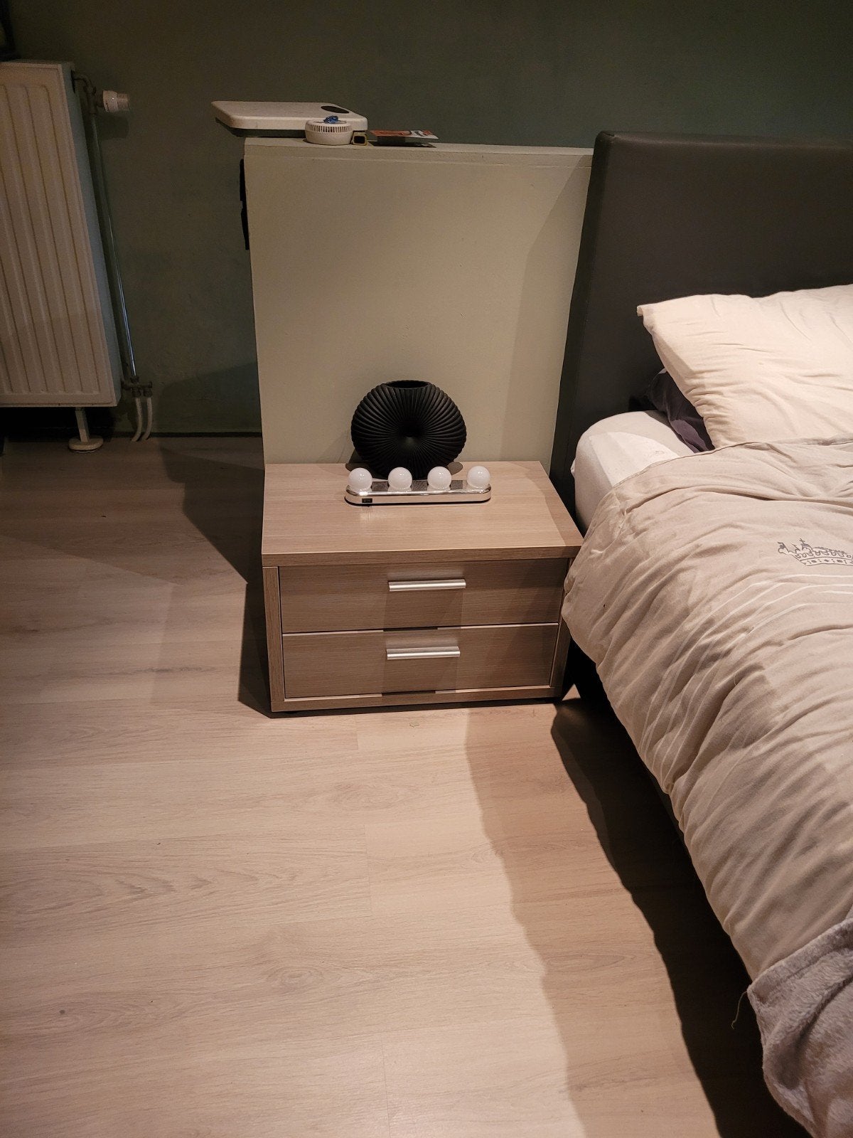 2 nachttafels, Immo, Appartementen en Studio's te huur