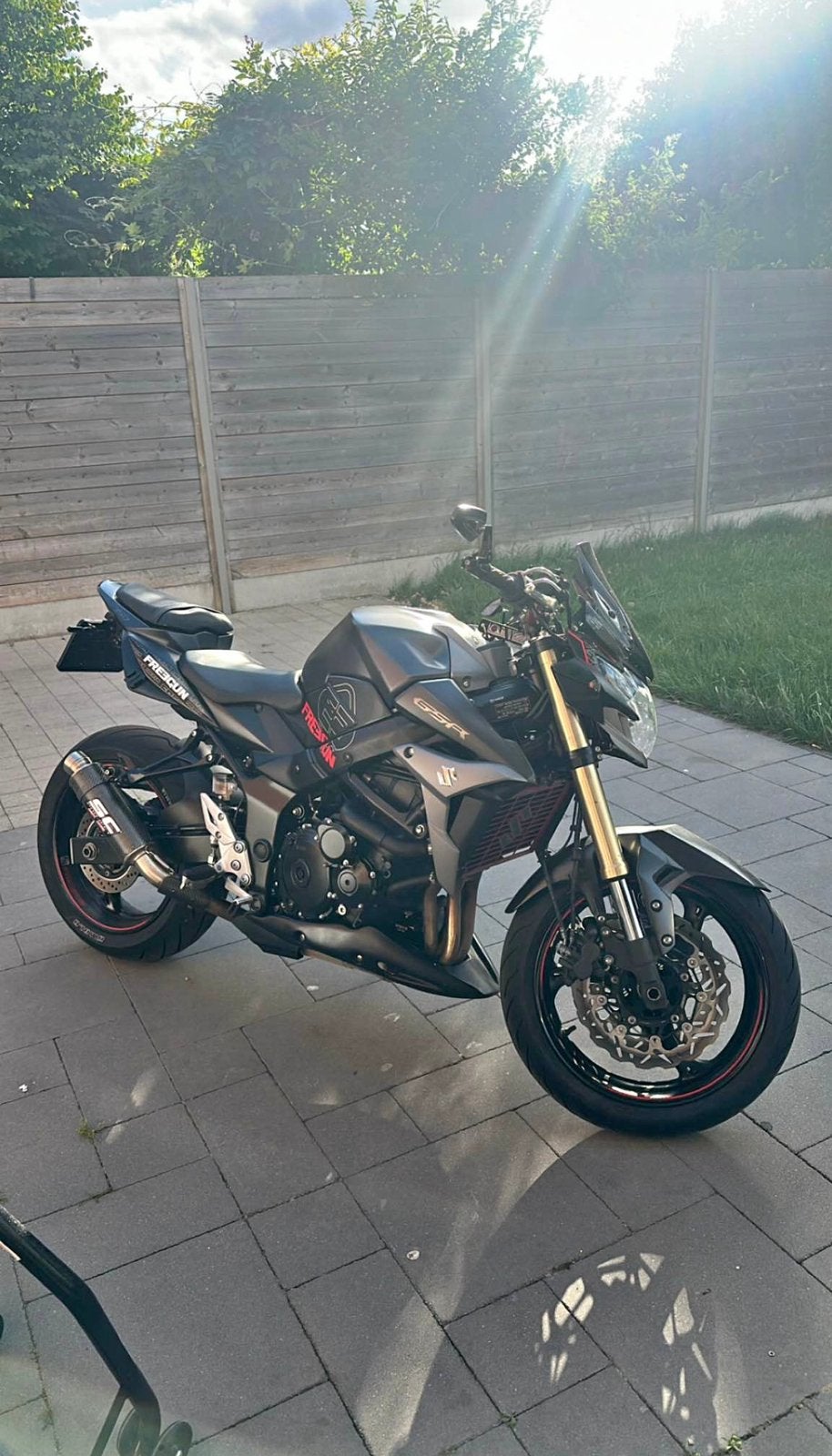 Suzuki GSR 750, Particulier