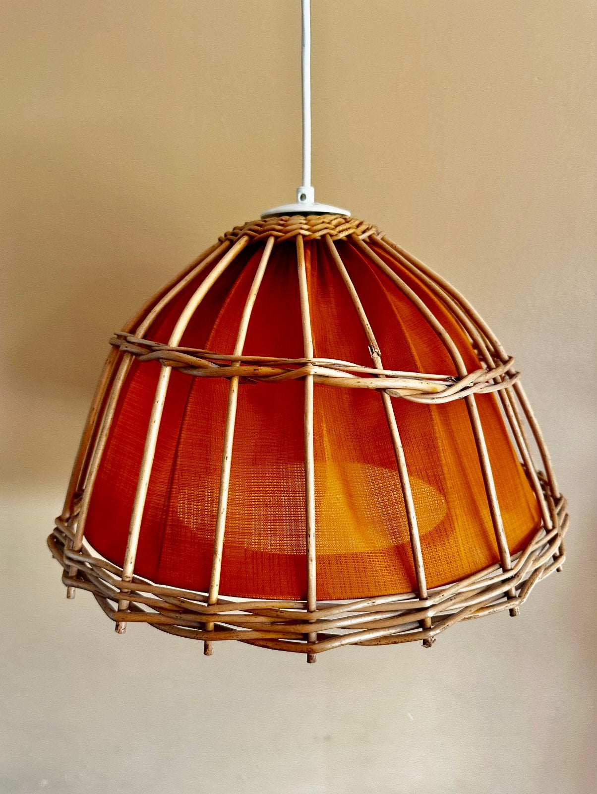 Suspension vintage en rotin et tissu orange – années 70, Maison & Meubles, Bois, Enlèvement ou Envoi, Boheme, seventies, E27 (grand)