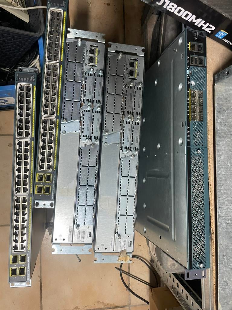 Cisco netwerk - 1Gbs routers en switches (inc catalyst, wlc), Ophalen, Zo goed als nieuw