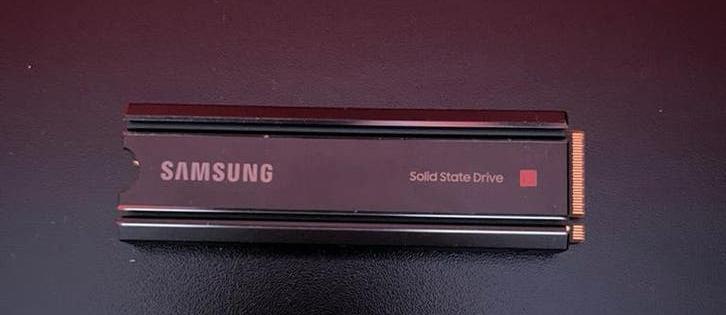 Samsung 980 PRO -SSD met Heatsink - PCIe 4.0 - NVMe M.2-, Computers en Software, Harde schijven, Intern, 2TB, Console, SSD