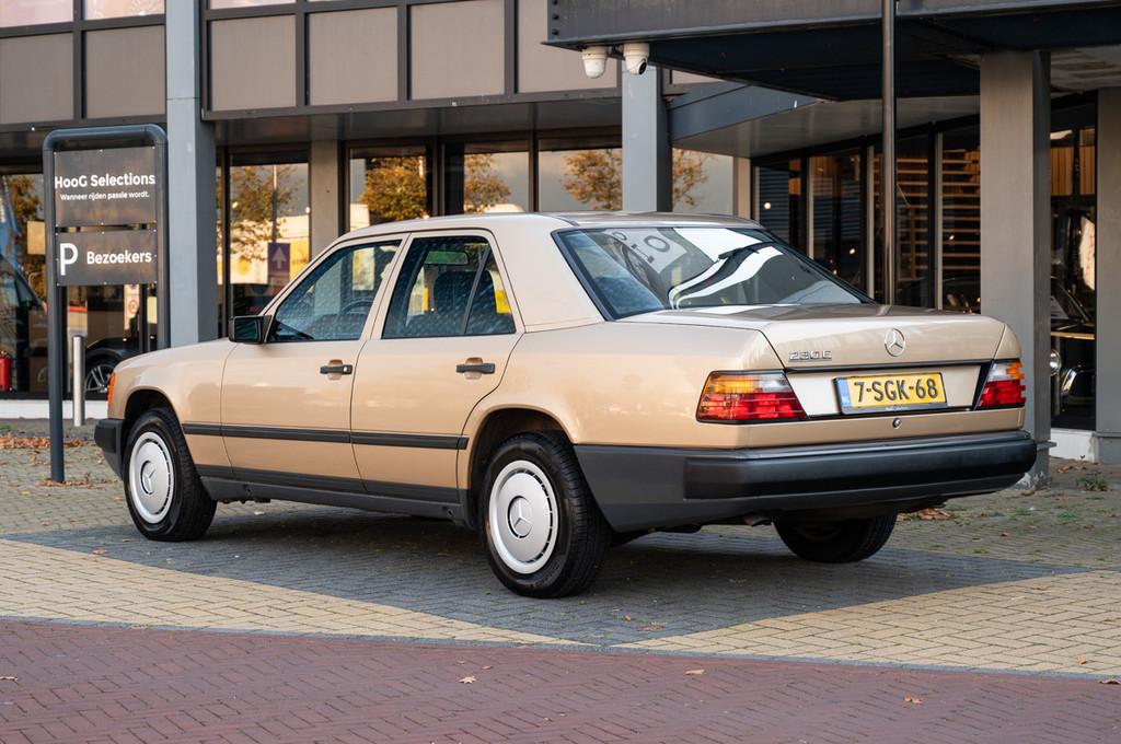 Mercedes-Benz 200-serie 230 E (W124) (bj 1987), Auto's, 4 deurs, Stof, Zwart, Overige kleuren
