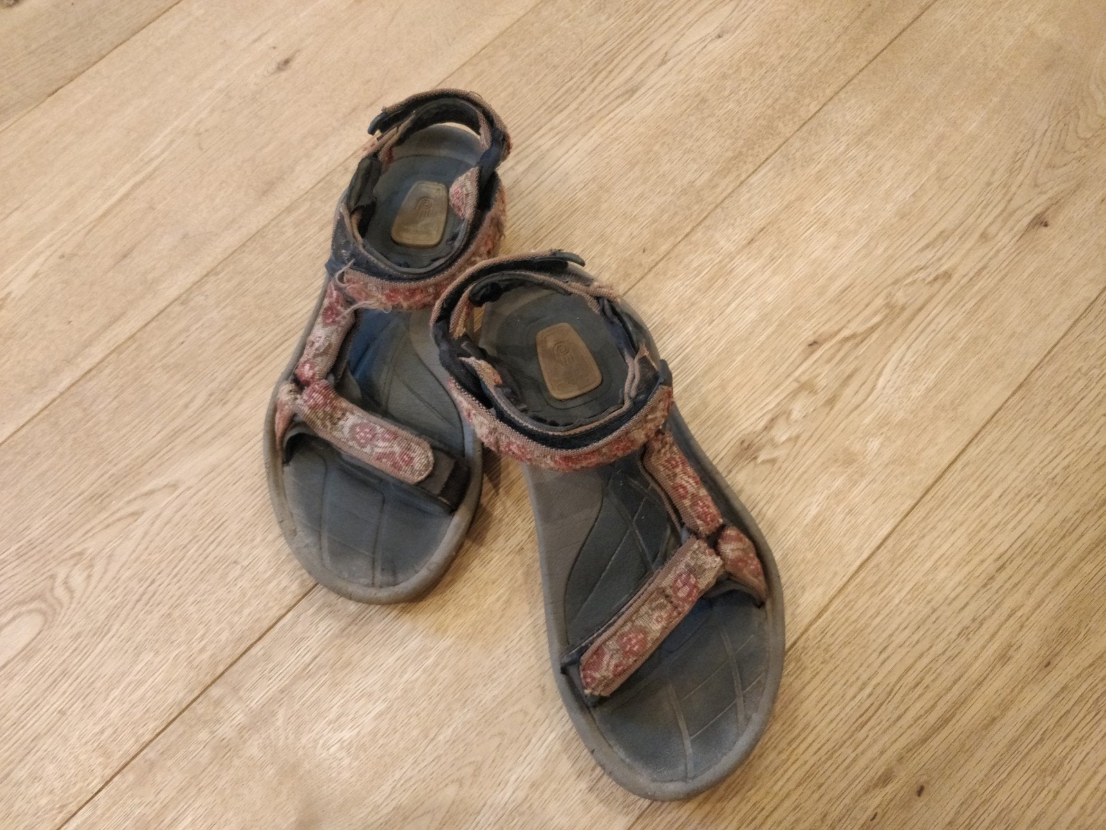 Teva sandalen, Enlèvement