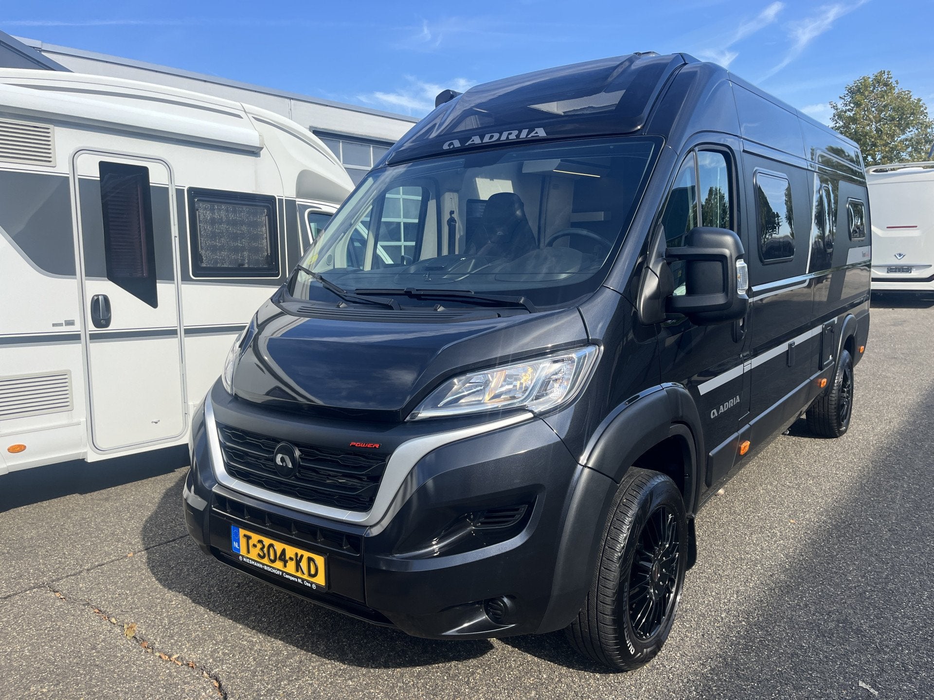 Adria TWIN 640SGX Supreme 180pk Automaat 18inch 4.0ton, Caravanes & Camping, Camping-cars, Galliersweg 39
5349AT  OSS, NL, Diesel