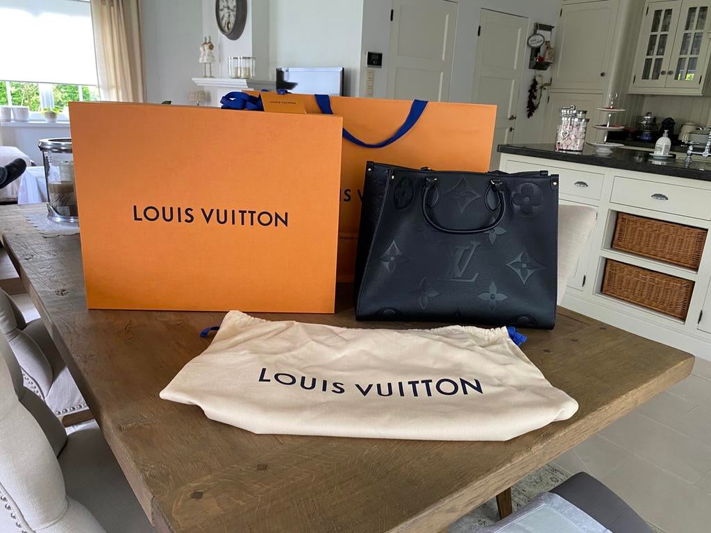 Louis Vuitton Onthego GM  NIEUW, Handtassen en Accessoires, Tassen | Schoudertassen, Zwart, Nieuw, Leer, Ophalen