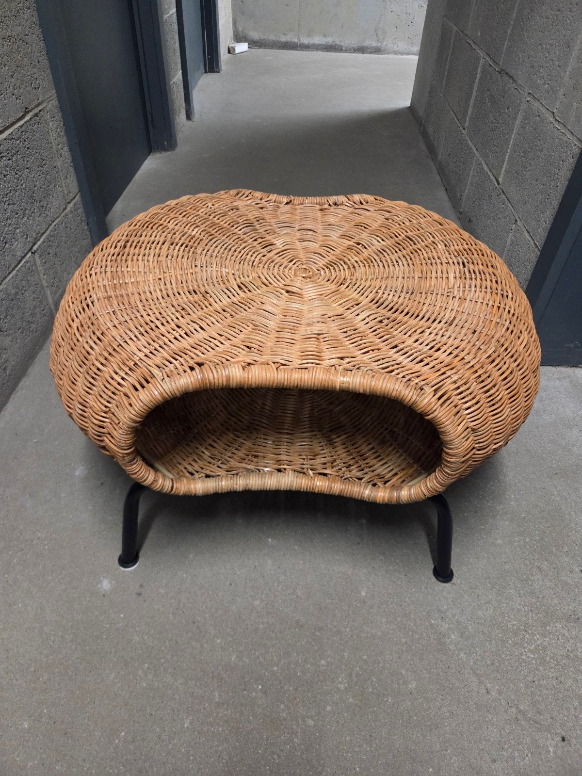 Table d’appoint vintage en rotin – très jolie pièce

À vendr, Enlèvement