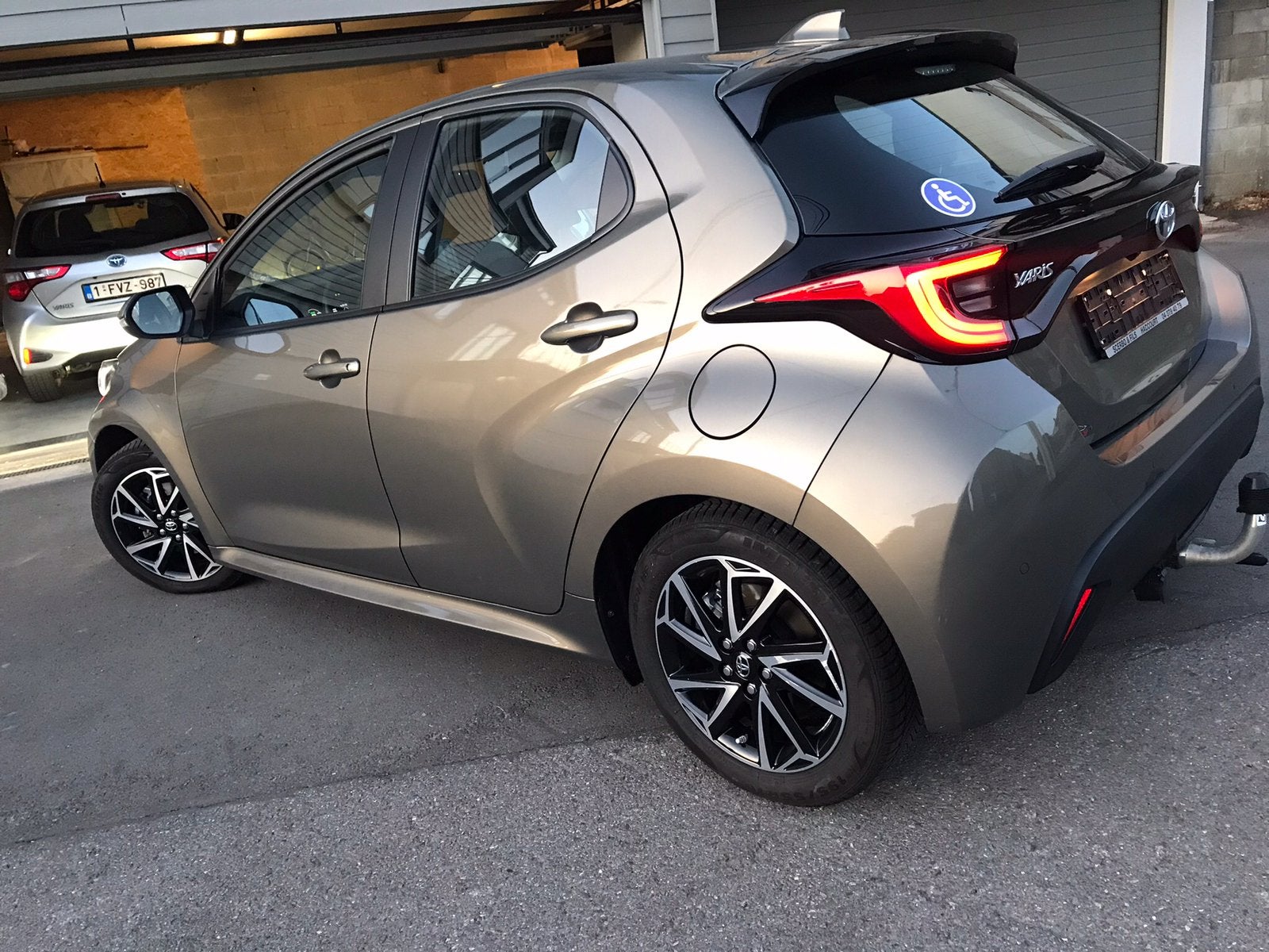 Toyota Yaris 1.5i. Hybrid. Euro 6d  ICONIC, Auto's, Toyota, 4 deurs, Stof, 1490 cc, Yaris