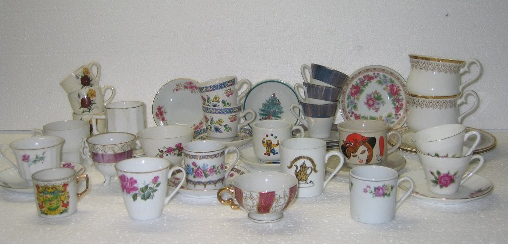 Lot van 25 tassen + 15 ondertassen porselein  -  8043, Ophalen