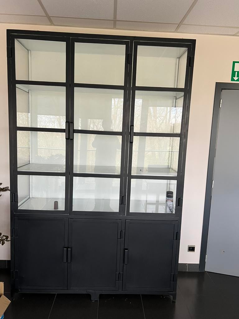 Industriële metalen vitrinekast zwart 150 x 230 x 50 – €795, Ophalen, Zo goed als nieuw
