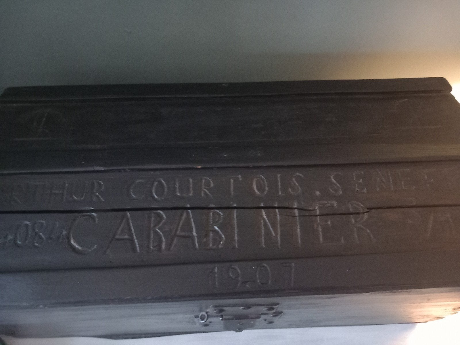 Ancienne mallette militaire datant de 1907, Enlèvement
