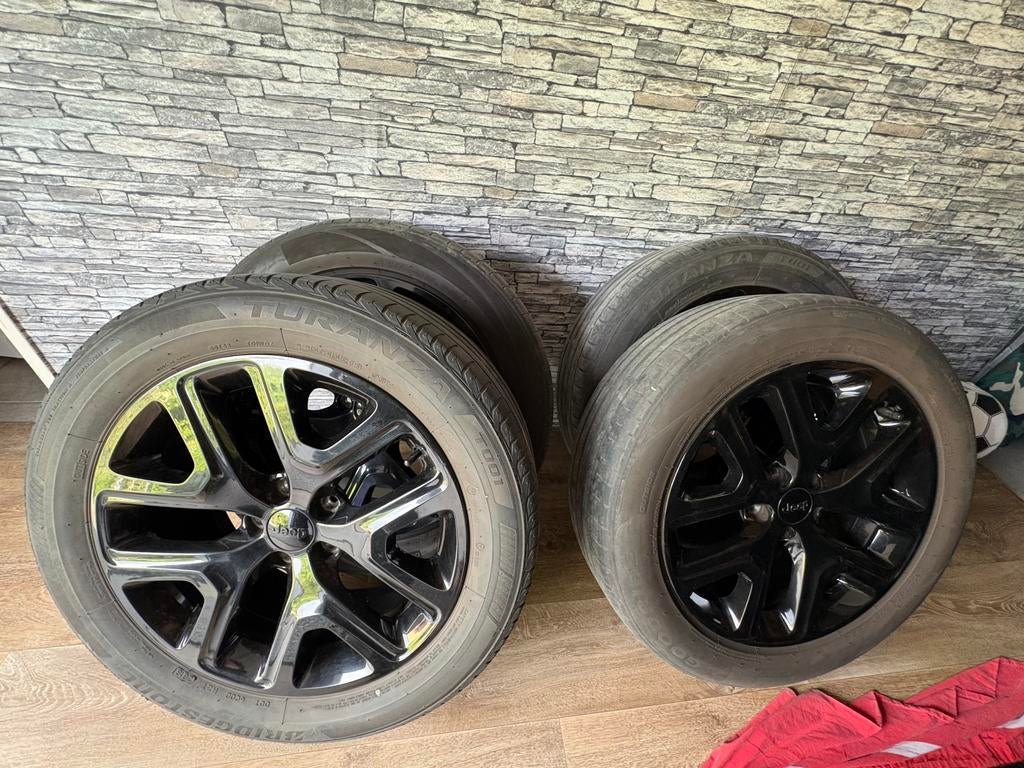 Jantes Jeep complètes d'origine, noire 18 » 5x110 + TPMS, Pneus et Jantes, Véhicule de tourisme, Pneus été, 18 pouces