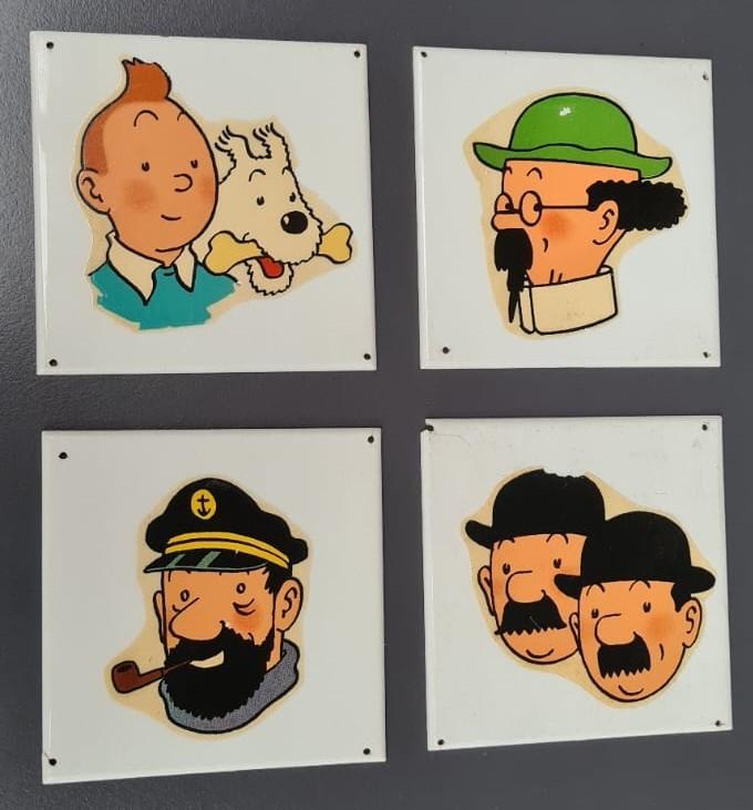 Kuifje, Tintin, vier kunststof tegeltjes, Persenaire, 50's, Verzamelen, Stripfiguren, Gebruikt, Beeldje of Figuurtje, Kuifje, Ophalen of Verzenden