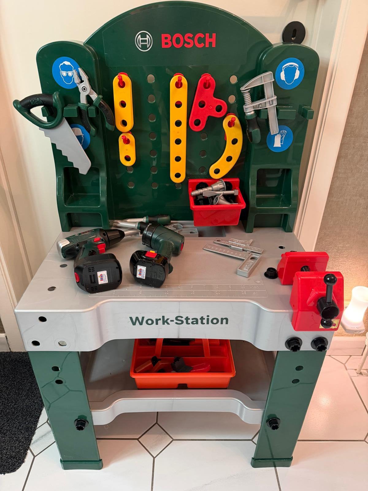 Werkbank kinderen van het merk Bosch+ extra gereedschap, Ophalen, Zo goed als nieuw