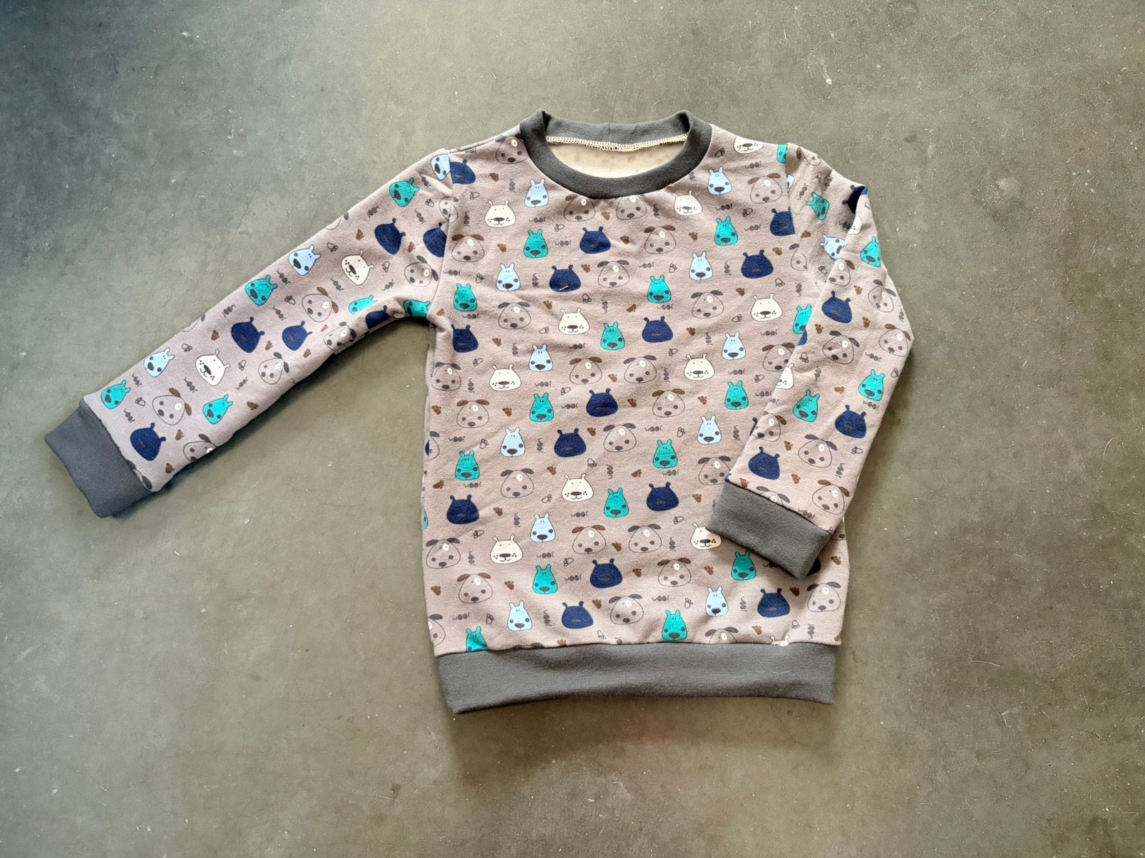 Sweater hondjes maar 104, Enfants & Bébés, Vêtements enfant | Taille 104, Enlèvement ou Envoi, Comme neuf, Pull ou Veste