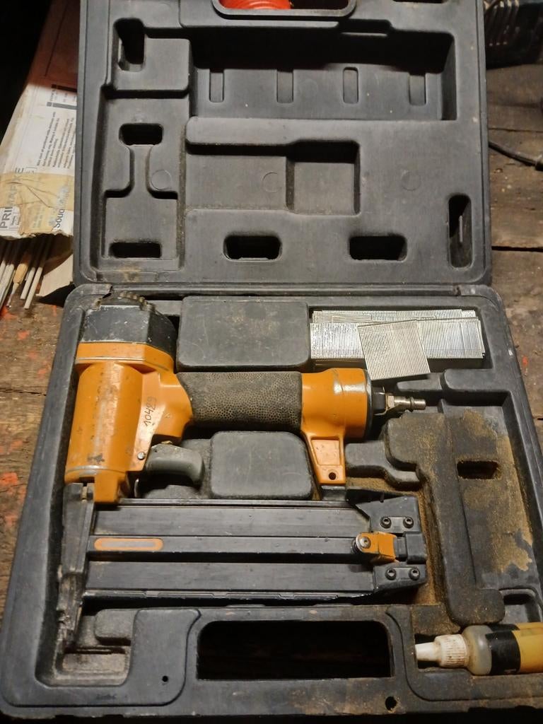 2 Cloueuse bostitch + plusieurs boîtes de clous, Enlèvement